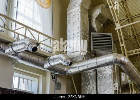 Éléments de ventilation et de chauffage isolés thermiquement dans un grand hall, ventilation industrielle, climatisation et chauffage Banque D'Images