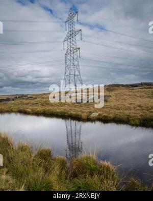 23.09.23 Littleborough, Lancashire, Royaume-Uni. Pylône électrique sur Pennine Way en direction de Stoodley Pike Banque D'Images