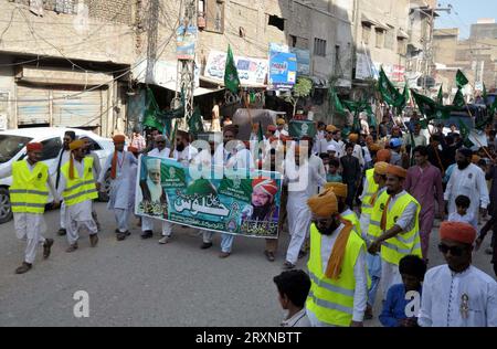 Les musulmans sunnites organisent une procession religieuse en relation avec le 12e Rabi-ul-Awwal Eid Milad-un-Nabi, la célébration de l’anniversaire du Saint Prophète Muhammad (PBUH) qui se déroulera sur la route Hali à Hyderabad le mardi 26 septembre 2023. Banque D'Images