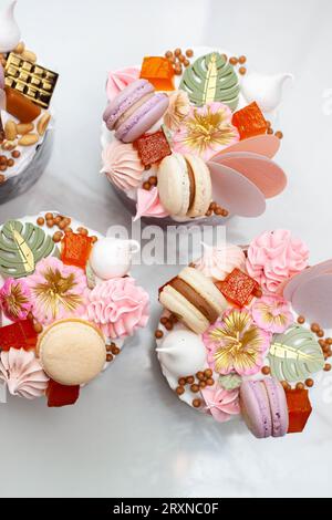 Ensemble de beaux gâteaux traditionnels orthodoxes décorés avec glaçage, meringues, chocolat, noix, caramels, macarons et gelée Banque D'Images