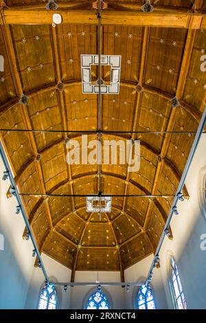 Plafond en bois, ressemblant à une quille de navire renversée, dans l'Hospice Geel pour la chapelle des malades mentaux / Musée de l'Hôpital Augustinien, Anvers, Belgique Banque D'Images