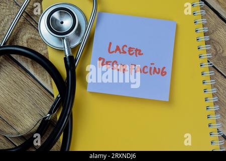 Concept de resurfaçage laser écrire sur des notes adhésives avec stéthoscope isolé sur la table en bois. Banque D'Images