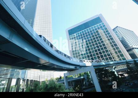 Un monorail traverse des gratte-ciel à Shiodome Tokyo, au Japon Banque D'Images