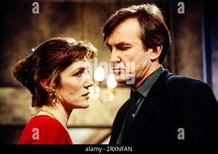 Harriet Walter (Anne-Marie Roche), Larry Lamb (Michel Nollet) dans LA MUSICA de Marguerite Duras au Hampstead Theatre, Londres NW3 02/02/1993 traduit par Barbara Bray design : Geraldine Pilgrim éclairage : Chahine Yavroyan réalisateur : Joseph Blatchley Banque D'Images