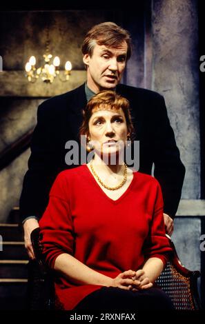 Harriet Walter (Anne-Marie Roche), Larry Lamb (Michel Nollet) dans LA MUSICA de Marguerite Duras au Hampstead Theatre, Londres NW3 02/02/1993 traduit par Barbara Bray design : Geraldine Pilgrim éclairage : Chahine Yavroyan réalisateur : Joseph Blatchley Banque D'Images