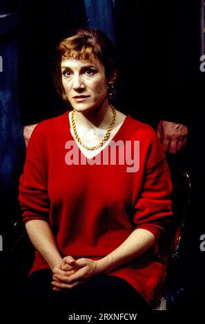 Harriet Walter (Anne-Marie Roche) dans LA MUSICA de Marguerite Duras au Hampstead Theatre, Londres NW3 02/02/1993 traduit par Barbara Bray design : Geraldine Pilgrim lumière : Chahine Yavroyan réalisateur : Joseph Blatchley Banque D'Images