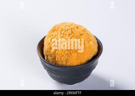 Champignon blanc frais (Tremella fuciformis) sur fond de bambou Banque D'Images