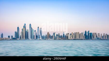 Dubaï, Émirats arabes Unis, 26 mai 2017. Superbe panorama de coucher de soleil sur Dubai Marina Modern Skyline, une destination de voyage Banque D'Images