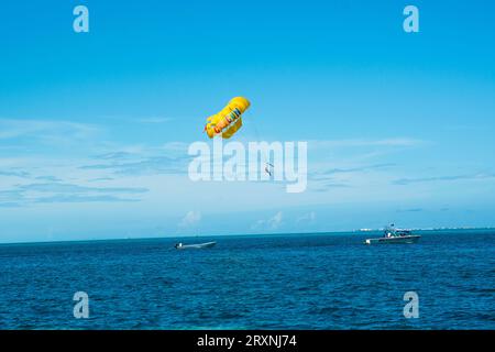 Parapente en vacances à Cancun, Mexique. Banque D'Images