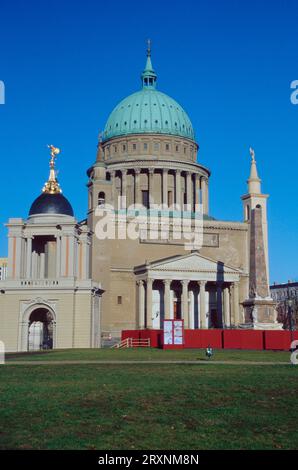 Vieux marché avec l'église Nikolai, /, architecte Friedrich Schinkel, et Obélisque, Potsdam, Brandebourg, Allemagne, Vieux marché avec l'église Nikolai Banque D'Images