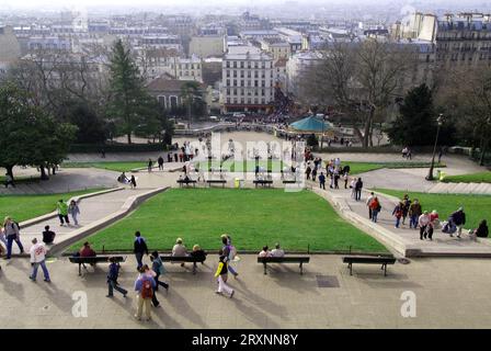 Touristes dans le parc près de la Basilique du Sacré coeur, vue sur la ville, Paris, France Banque D'Images