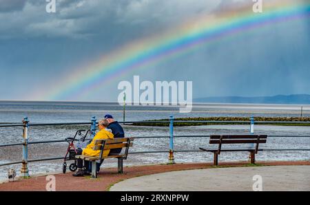 Morecambe, Lancashire, Royaume-Uni. 26 septembre 2023. Un arc-en-ciel au-dessus de Morecambe Bay, Lancashire par une journée de soleil et d'averses. Crédit : John Eveson/Alamy Live News Banque D'Images