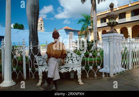 Vieil homme sur banc à Plaza Mayor, Trinidad, Cuba Banque D'Images