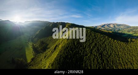 Vue drone du brouillard flottant sur la vallée dans les Andes, province d'Imbabura, Équateur Banque D'Images