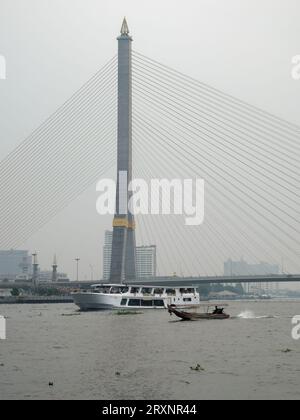 Bangkok, Thaïlande, 28 décembre 2018. Le pont Rama VIII à Bangkok, une structure à haubans avec un pylône solitaire, s'étend sur le Chao Phray Banque D'Images