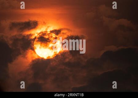 Un lever du soleil dans les nuages Banque D'Images