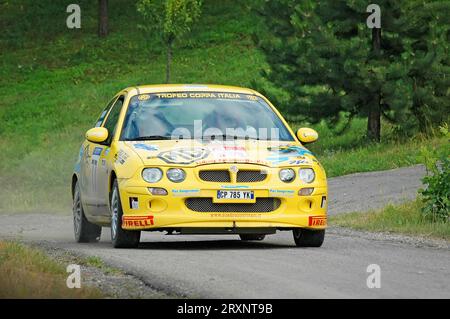 Italie - 7 septembre 2005 - pilotes non identifiés sur une voiture de course jaune MG ZR vintage Banque D'Images