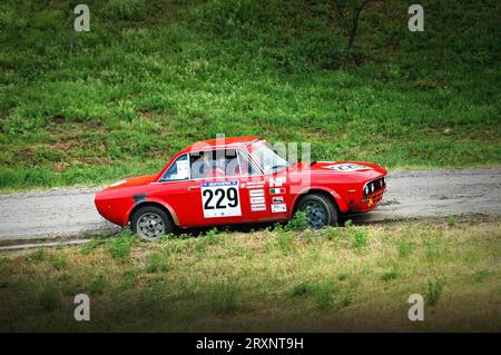 Italie - 7 septembre 2005 - pilotes non identifiés sur une voiture de course Lancia Fulvia d'époque Banque D'Images