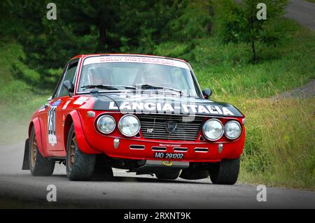 Italie - 7 septembre 2005 - pilotes non identifiés sur une voiture de course Lancia Fulvia d'époque Banque D'Images