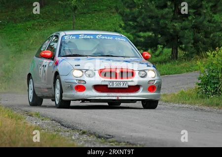 Italie - 7 septembre 2005 - pilotes non identifiés sur une voiture de course grise MG ZR vintage Banque D'Images