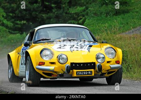 Italie - 7 septembre 2005 - pilotes non identifiés sur une voiture de course Alpine Renault d'époque jaune Banque D'Images