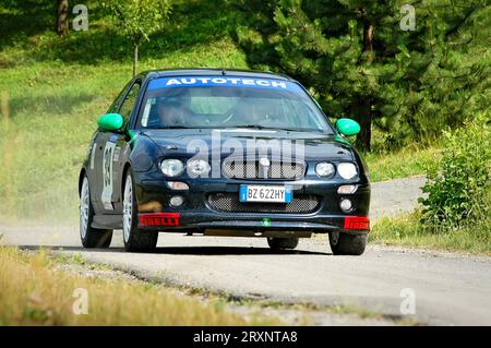 Italie - 7 septembre 2005 - pilotes non identifiés sur une voiture de course noire MG ZR vintage Banque D'Images