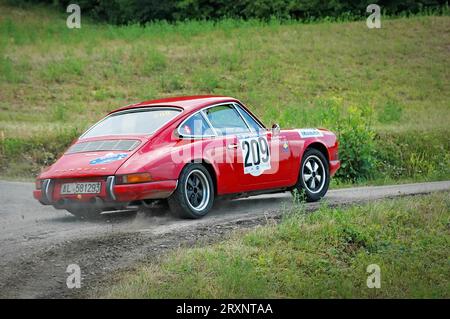 Italie - 7 septembre 2005 - pilotes non identifiés sur une Porsche 911 S rouge vintage Banque D'Images