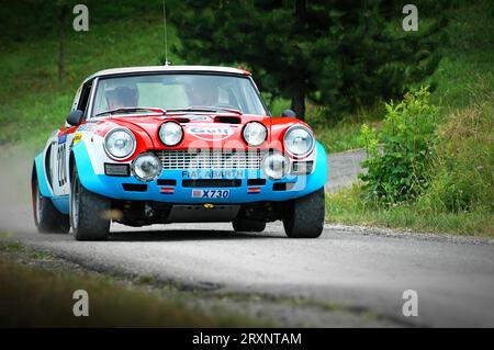 Italie - 7 septembre 2005 - pilotes non identifiés sur une voiture de course Fiat Abarth d'époque Banque D'Images