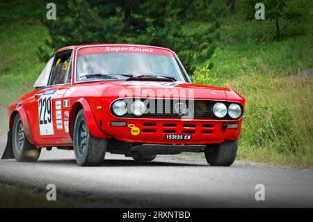 Italie - 7 septembre 2005 - pilotes non identifiés sur une voiture de course Lancia Fulvia d'époque Banque D'Images