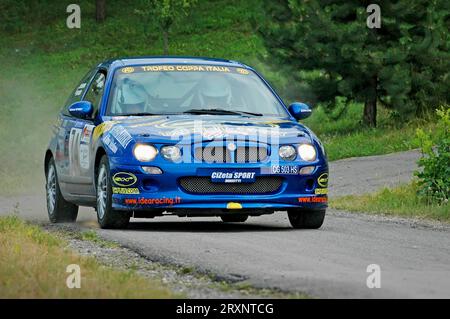 Italie - 7 septembre 2005 - pilotes non identifiés sur une voiture de course bleue MG ZR vintage Banque D'Images