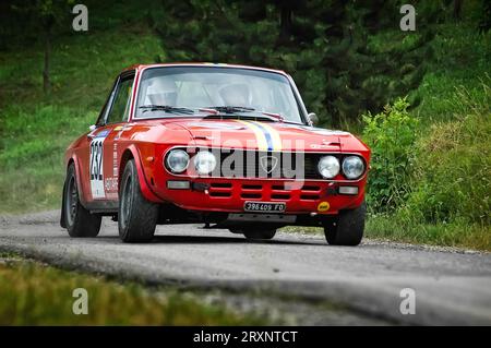 Italie - 7 7 septembre 2005 - pilotes non identifiés sur une voiture de course Lancia Fulvia d'époque Banque D'Images