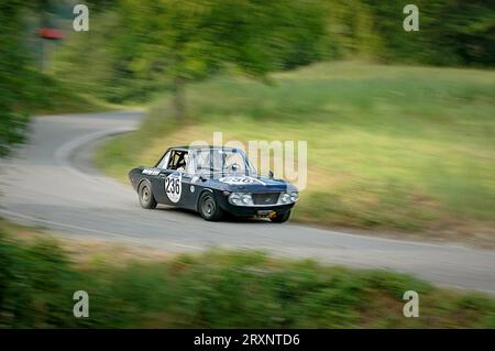 Italie - 7 septembre 2005 - pilotes non identifiés sur une voiture de course noire vintage Lancia Fulvia Banque D'Images