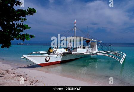 Outrigger Boat sur la plage, Ananyana Resort, Panglao Island, Bohol, Philippines Banque D'Images