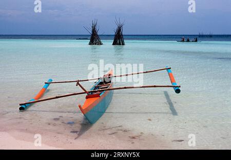 Outrigger bateau sur la plage, Ananyana Resort, Panglao Island, Bohol, Philippines, Asie Banque D'Images