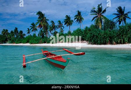 Outrigger Boat sur la plage, Ananyana Resort, Panglao Island, Bohol, Philippines Banque D'Images