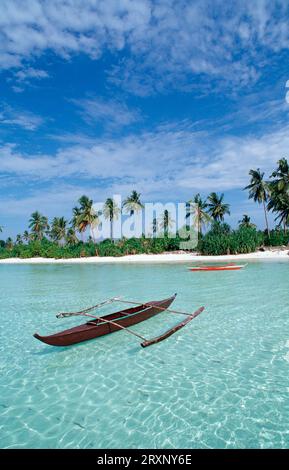 Outrigger Boat sur la plage, Ananyana Resort, Panglao Island, Bohol, Philippines Banque D'Images