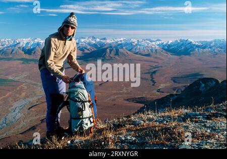 Randonneur dans les montagnes, Primose Ridge, Denali National Park, Alaska, USA Banque D'Images