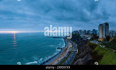 Vue aérienne du district de Miraflores au crépuscule, Lima, province de Lima, Pérou Banque D'Images