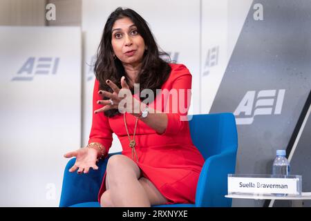 Suella Braverman, secrétaire d’État à l’intérieur, prononce un discours liminaire à l’American Enterprise Institute à Washington D.C., lors de sa visite de trois jours aux États-Unis. Date de la photo : mardi 26 septembre 2023. Banque D'Images