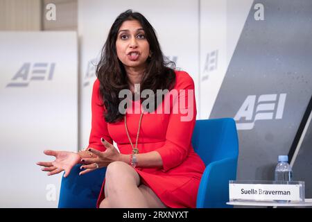 Suella Braverman, secrétaire d’État à l’intérieur, prononce un discours liminaire à l’American Enterprise Institute à Washington D.C., lors de sa visite de trois jours aux États-Unis. Date de la photo : mardi 26 septembre 2023. Banque D'Images