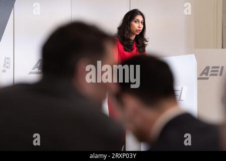 Suella Braverman, secrétaire d’État à l’intérieur, prononce un discours liminaire à l’American Enterprise Institute à Washington D.C., lors de sa visite de trois jours aux États-Unis. Date de la photo : mardi 26 septembre 2023. Banque D'Images