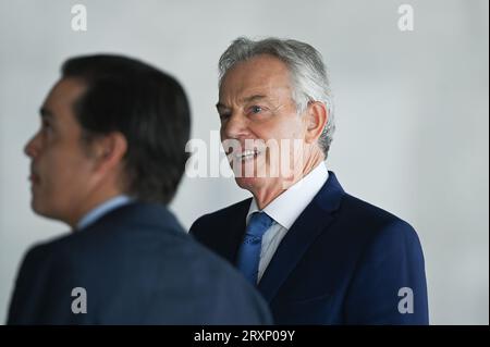 Brasília, DF - 26.09.2023 : PRESIDENTE LULA RECEBE TONY BLAIR - photo, ancien Premier ministre du Royaume-Uni Tony Blair arrivant à Palácio do Planalto. Ce mardi (26), le président Lula reçoit l'ancien Premier ministre du Royaume-Uni Tony Blair à Palácio do Planalto pour une réunion. (Photo : ton Molina/Fotoarena) Banque D'Images