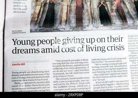 'Les jeunes abandonnent leurs rêves au milieu de la crise du coût de la vie' le journal Guardian titre Gen Z article sur la santé mentale 20 septembre 2023 Londres Banque D'Images