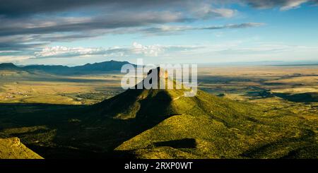 Vue aérienne de la montagne dans la Vallée de la Désolation, Graaff-Reinet, Cap oriental, Afrique du Sud Banque D'Images