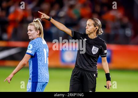 Utrecht, pays-Bas. 26 septembre 2023. UTRECHT, PAYS-BAS - 26 SEPTEMBRE : l'arbitre Ivana Martincic réagit lors de l'UEFA Nations League Women League un match du Groupe 1 entre les pays-Bas et l'Angleterre au Stadion Galgenwaard le 26 septembre 2023 à Utrecht, pays-Bas. (Photo Andre Weening/Orange Pictures) crédit : Orange pics BV/Alamy Live News Banque D'Images