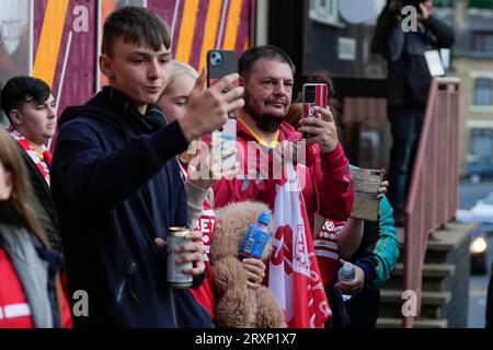 Bradford, Royaume-Uni. 26 septembre 2023. Les supporters de Middlesbrough attendent l'arrivée des équipes le match de la Carabao Cup Bradford City vs Middlesbrough à l'Université de Bradford Stadium, Bradford, Royaume-Uni, le 26 septembre 2023 (photo Steve Flynn/News Images) à Bradford, Royaume-Uni le 9/26/2023. (Photo Steve Flynn/News Images/Sipa USA) crédit : SIPA USA/Alamy Live News Banque D'Images