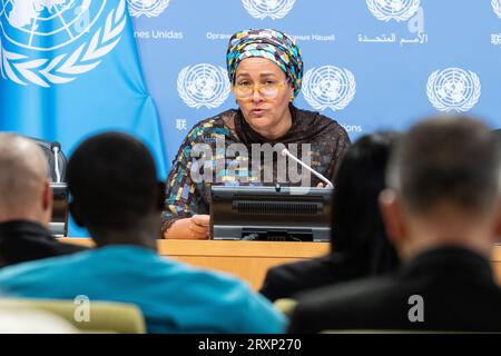 Amina Mohammed, Secrétaire générale adjointe des Nations Unies, prend la parole lors d’une conférence de presse au Siège de l’ONU à New York le 26 septembre 2023 Banque D'Images