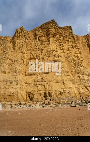 Falaises de grès doré spectaculaires et plage à West Bay sur la côte du Dorset Banque D'Images