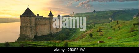 Une ancienne forteresse sur les rives de la rivière dans la ville de Khotyn en Ukraine Banque D'Images