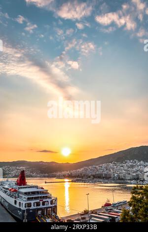 Kavala ville principal port touristique de Macédoine orientale Grèce vue panoramique depuis Imaret, coucher de soleil couleurs, bateau Hellenic seaways, 15.7.23 Banque D'Images
